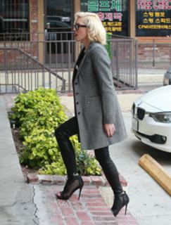 Gwen Stefani feet photo thumbnail