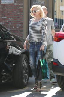 Gwen Stefani feet photo thumbnail