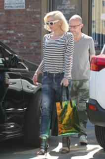 Gwen Stefani feet photo thumbnail