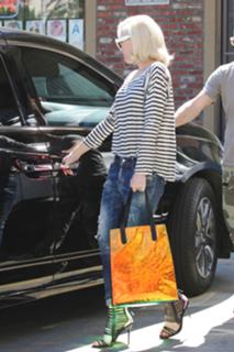 Gwen Stefani feet photo thumbnail