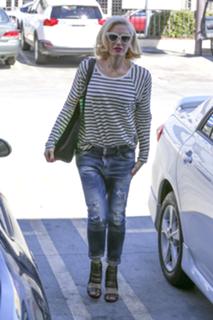 Gwen Stefani feet photo thumbnail