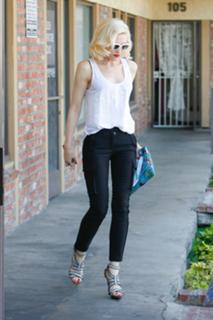 Gwen Stefani feet photo thumbnail