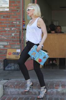 Gwen Stefani feet photo thumbnail