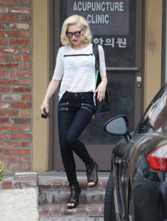 Gwen Stefani feet photo thumbnail