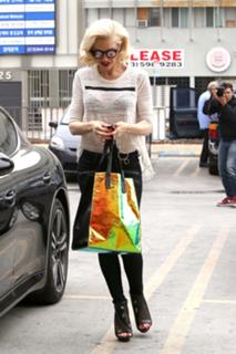 Gwen Stefani feet photo thumbnail