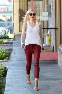 Gwen Stefani feet photo thumbnail