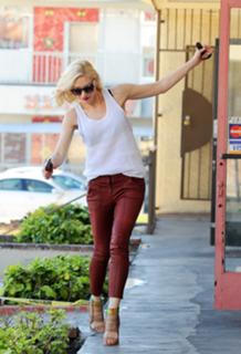 Gwen Stefani feet photo thumbnail