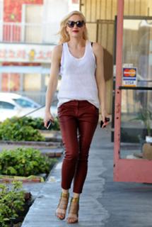 Gwen Stefani feet photo thumbnail