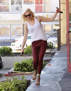 Gwen Stefani feet photo thumbnail