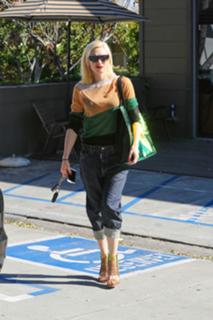 Gwen Stefani feet photo thumbnail