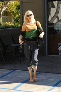 Gwen Stefani feet photo thumbnail