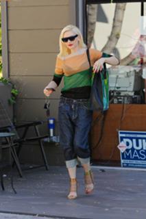 Gwen Stefani feet photo thumbnail