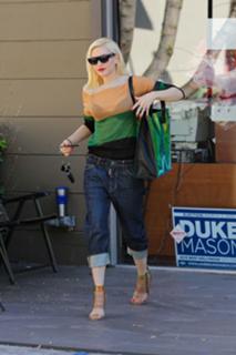 Gwen Stefani feet photo thumbnail