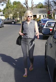 Gwen Stefani feet photo thumbnail