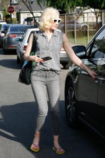 Gwen Stefani feet photo thumbnail