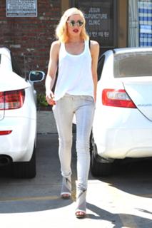 Gwen Stefani feet photo thumbnail