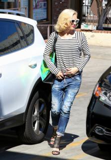 Gwen Stefani feet photo thumbnail