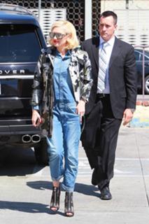 Gwen Stefani feet photo thumbnail