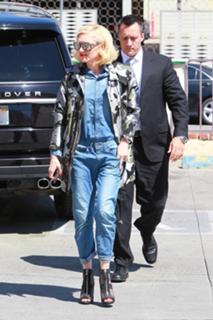 Gwen Stefani feet photo thumbnail