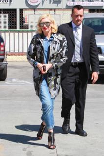 Gwen Stefani feet photo thumbnail