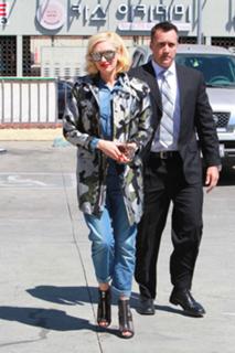 Gwen Stefani feet photo thumbnail