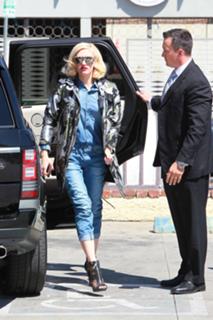 Gwen Stefani feet photo thumbnail