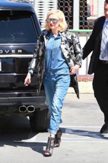 Gwen Stefani feet photo thumbnail