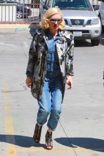 Gwen Stefani feet photo thumbnail