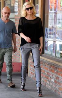 Gwen Stefani feet photo thumbnail