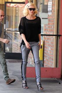 Gwen Stefani feet photo thumbnail