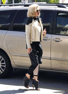 Gwen Stefani feet photo thumbnail