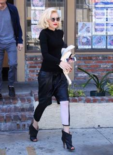 Gwen Stefani feet photo thumbnail