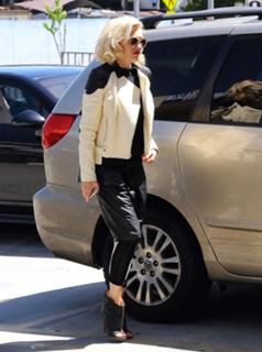 Gwen Stefani feet photo thumbnail