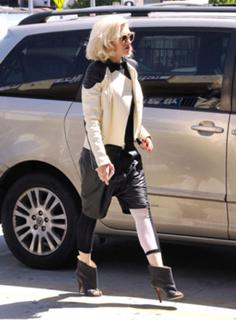 Gwen Stefani feet photo thumbnail