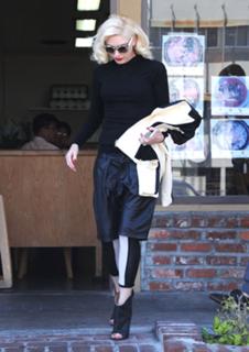 Gwen Stefani feet photo thumbnail