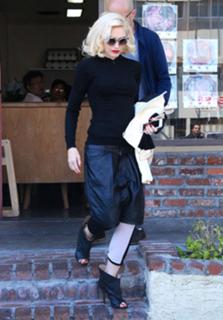 Gwen Stefani feet photo thumbnail