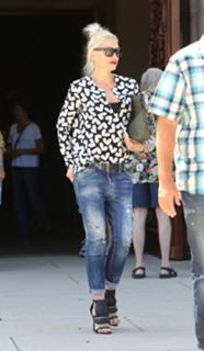 Gwen Stefani feet photo thumbnail