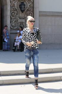 Gwen Stefani feet photo thumbnail