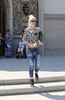 Gwen Stefani feet photo thumbnail