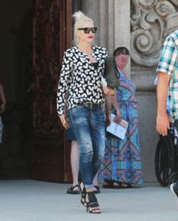 Gwen Stefani feet photo thumbnail