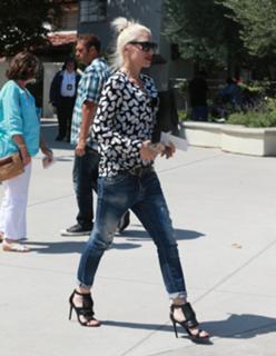 Gwen Stefani feet photo thumbnail