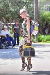 Gwen Stefani feet photo thumbnail