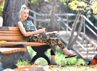 Gwen Stefani feet photo thumbnail