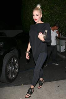 Gwen Stefani feet photo thumbnail