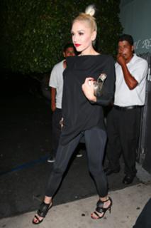 Gwen Stefani feet photo thumbnail