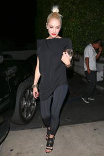 Gwen Stefani feet photo thumbnail