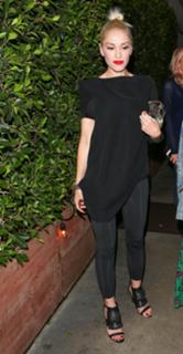 Gwen Stefani feet photo thumbnail