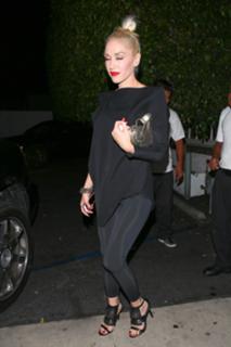 Gwen Stefani feet photo thumbnail