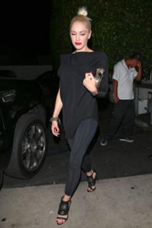 Gwen Stefani feet photo thumbnail