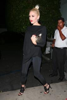 Gwen Stefani feet photo thumbnail